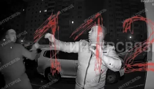 Мужчина в Челябинске напал с мачете на свою бывшую супругу и ее партнера.