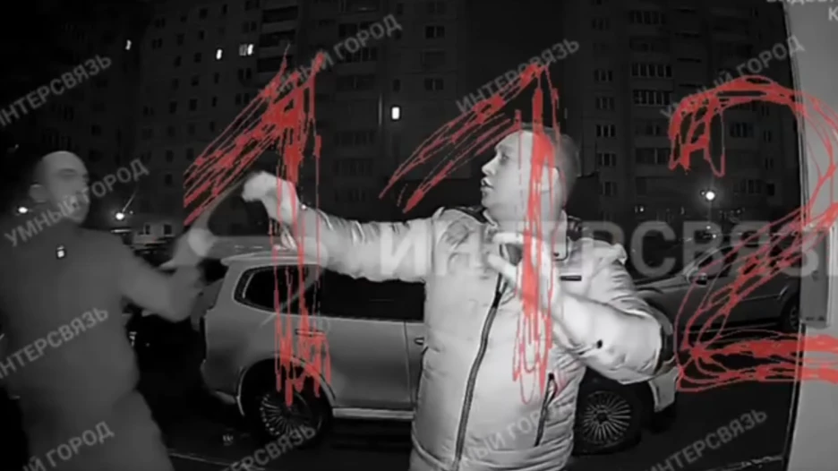 Мужчина в Челябинске напал с мачете на свою бывшую супругу и ее партнера.