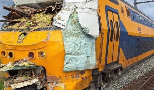 Скоростной пассажирский поезд влетел в фуру с товаром и людьми.