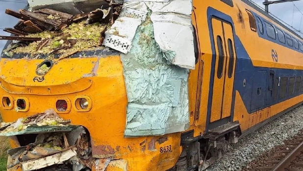 Скоростной пассажирский поезд влетел в фуру с товаром и людьми.