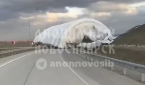 Шатер перекрыл дорогу в Новосибирской области