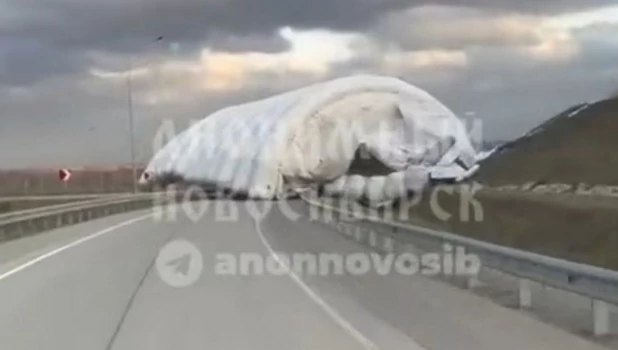 Шатер перекрыл дорогу в Новосибирской области