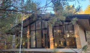 Атмосферный дом с баней и панорамными окнами