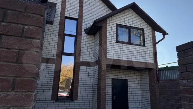 Коттедж за 16,5 млн рублей продают в Барнауле.