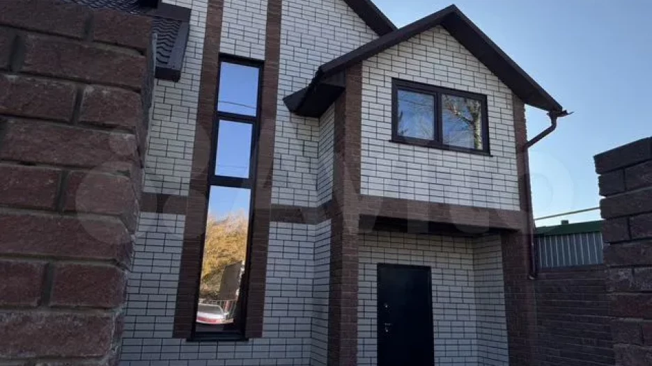 Коттедж за 16,5 млн рублей продают в Барнауле.