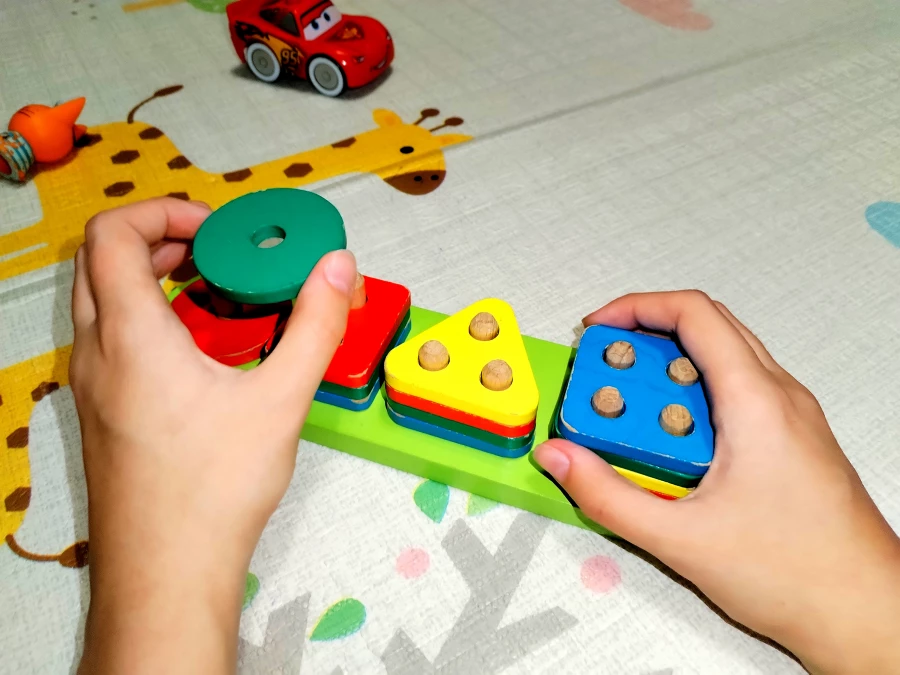 Детские игрушки. Дети.