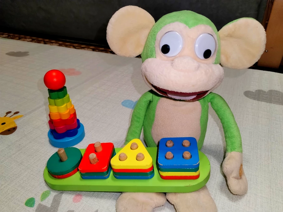 Детские игрушки. Дети.