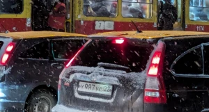 Пробка. Машины. Полный трамвай.