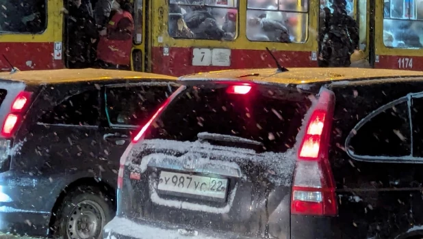 Пробка. Машины. Полный трамвай.