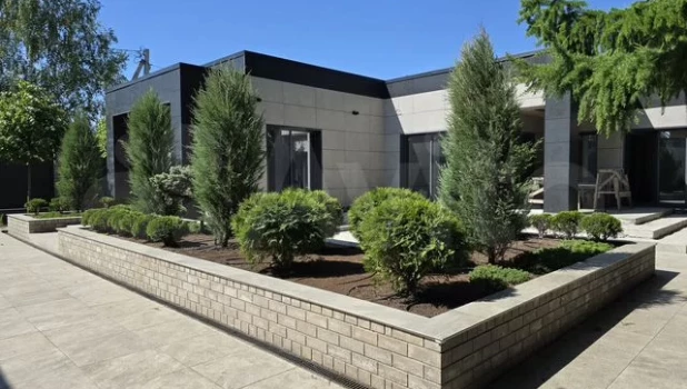 Коттедж за 160 млн рублей продают в Барнауле.