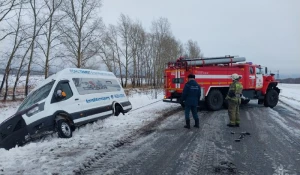 Микроавтобус вылетел в кювет 