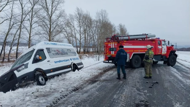 Микроавтобус вылетел в кювет 