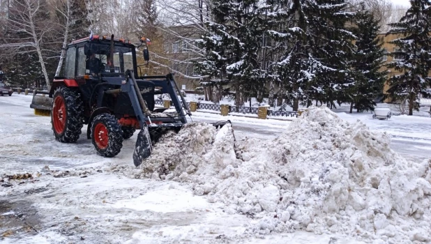 Уборка снега в Барнауле