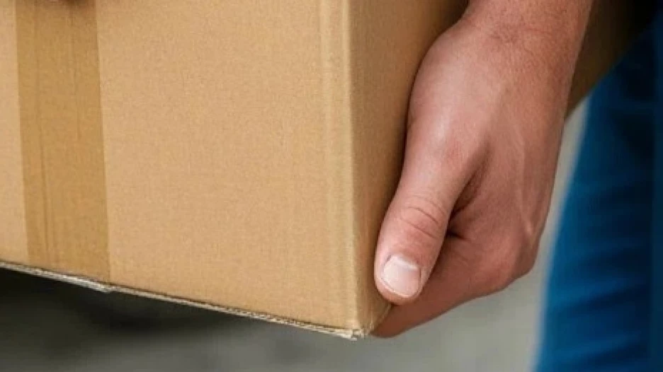 Разнорабочий. Руки. Грузчик. Физический труд.