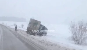 Грузовик съехал с дороги в Алтайском крае.