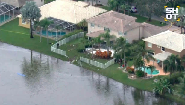 Самолет рухнул на задний двор частного дома.