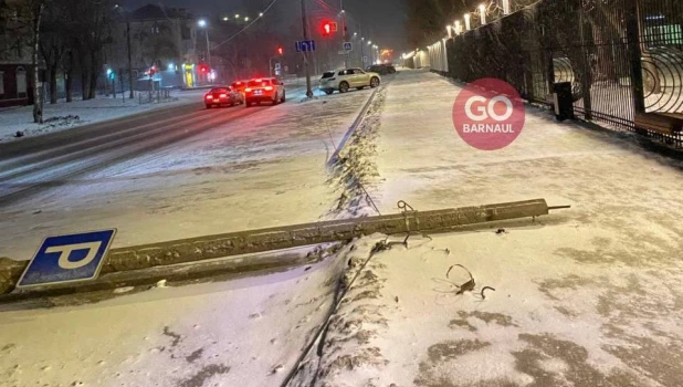 Сбили столб в Барнауле.