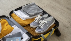 Сборы в путешествие. Чемодан. Билеты на самолет.