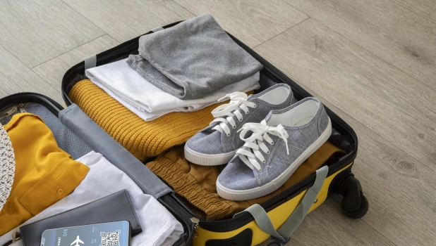 Сборы в путешествие. Чемодан. Билеты на самолет.