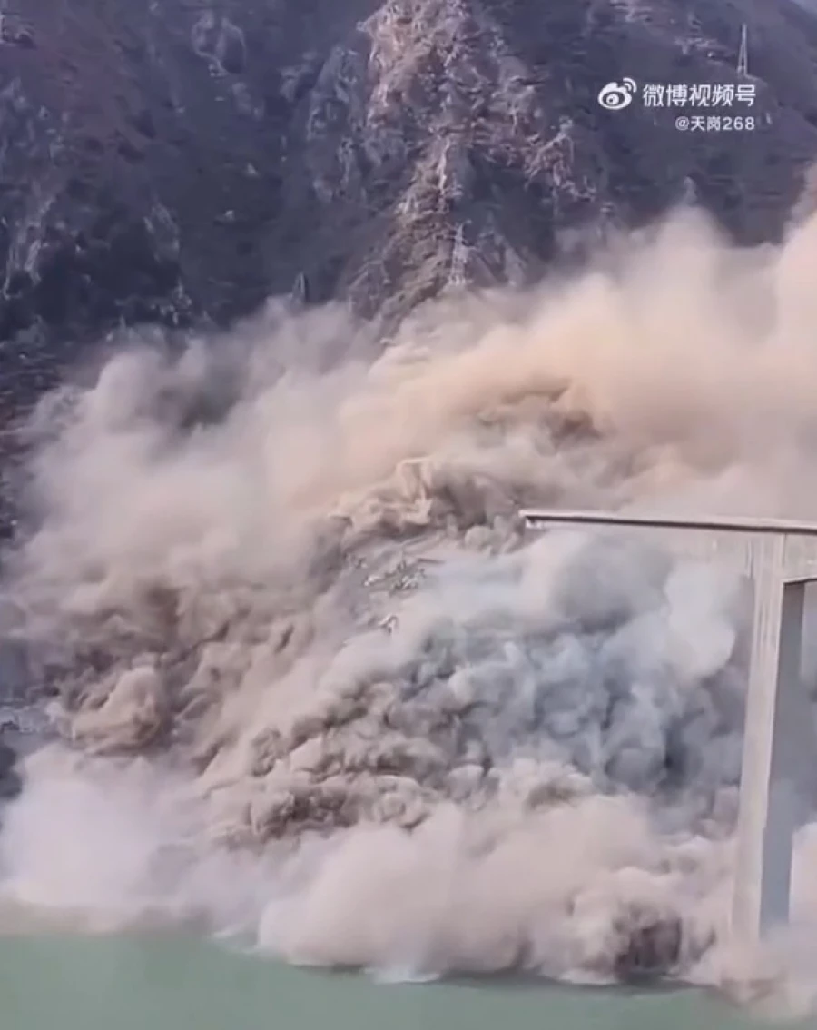 Мост в Китае рухнул.