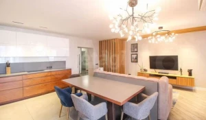 Пастельную квартиру продают в Барнауле на 28 млн рублей.