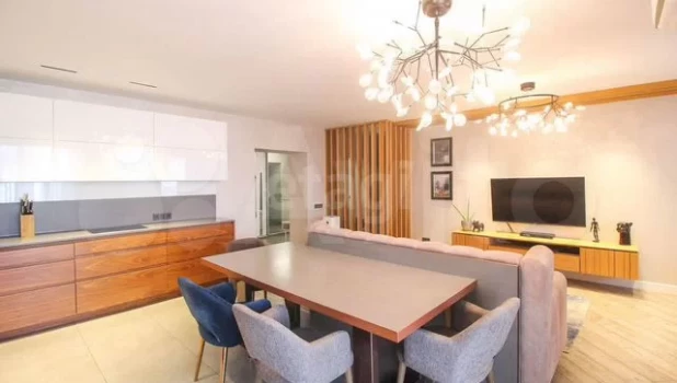 Пастельную квартиру продают в Барнауле на 28 млн рублей.