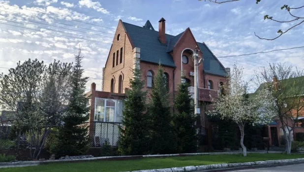 Коттедж-дворец с садом и спортивным залом