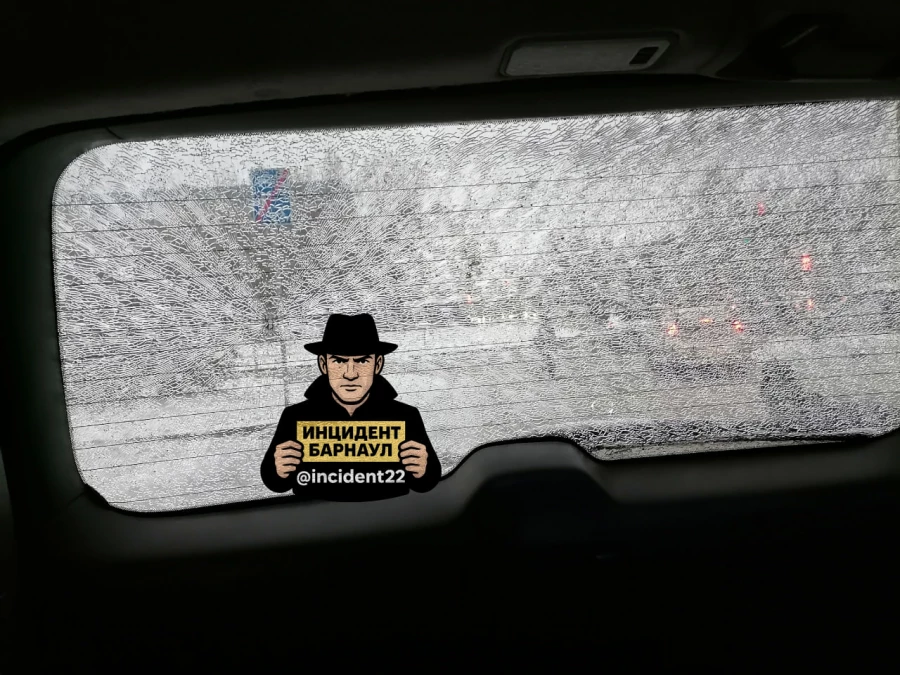 Разбитое стекло машины в Барнауле.