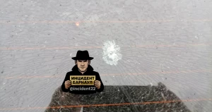 Разбитое стекло машины в Барнауле.