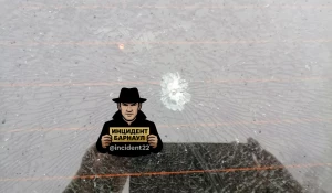 Разбитое стекло машины в Барнауле.