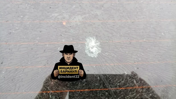 Разбитое стекло машины в Барнауле.