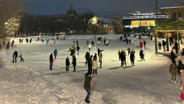 Каток в парке «Изумрудный».