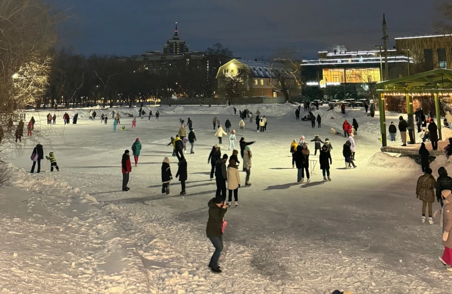 Каток в парке «Изумрудный».
