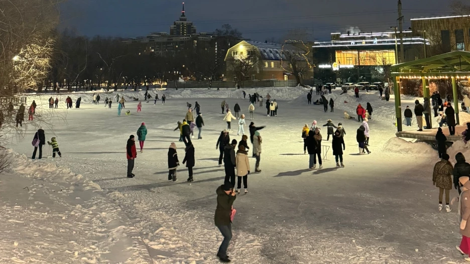 Каток в парке «Изумрудный».