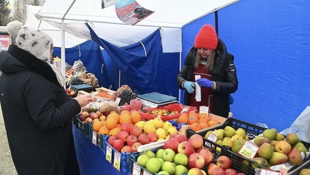 Продовольственная ярмарка в Барнауле.