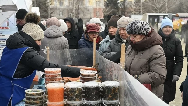 Продовольственная ярмарка в Барнауле.