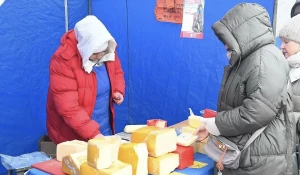 Продовольственная ярмарка в Барнауле.