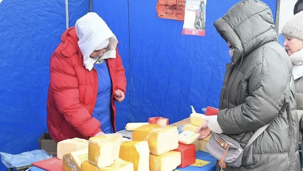 Продовольственная ярмарка в Барнауле.
