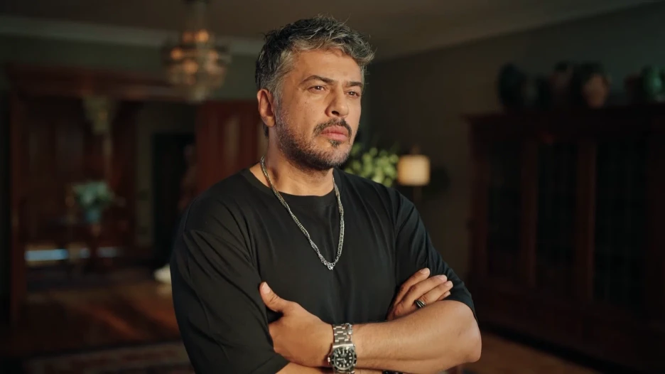 Эмре Алтуг в сериале «Зимородок».