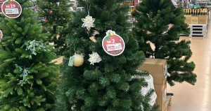 Искусственные елки в «Ашане».