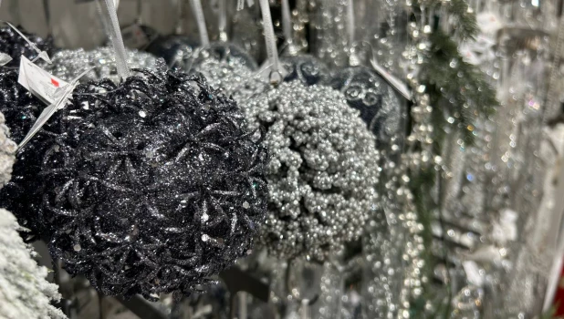 Новогодние игрушки в магазине «KÜCHENLAND HOME».