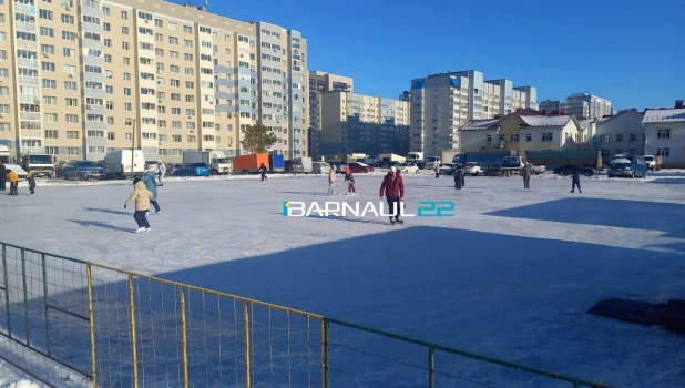 Открытый каток на ул. Ускова, 11.