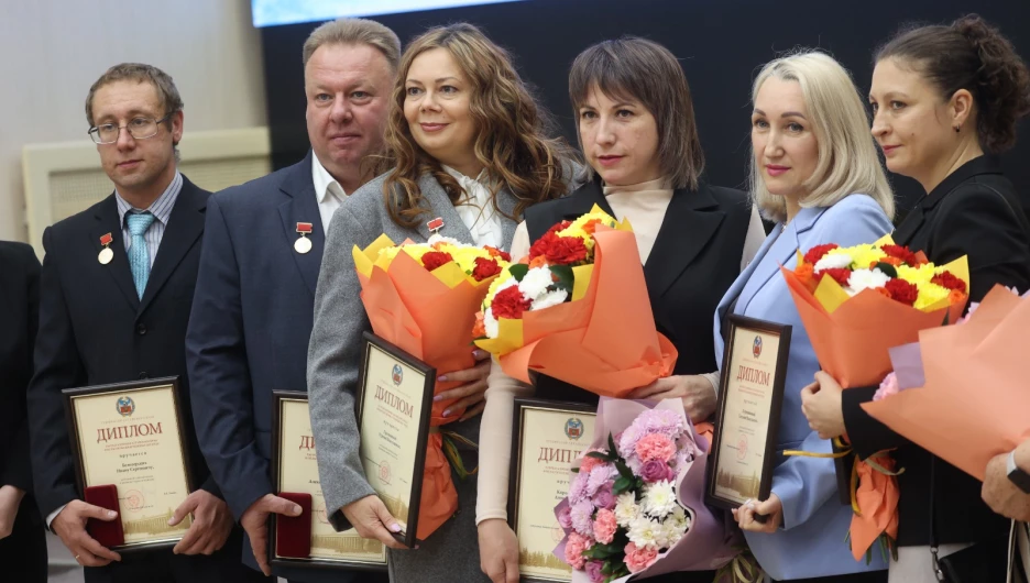 В пятницу 14 ноября в правительстве Алтайского края наградили 87 алтайских ученых и производственников.