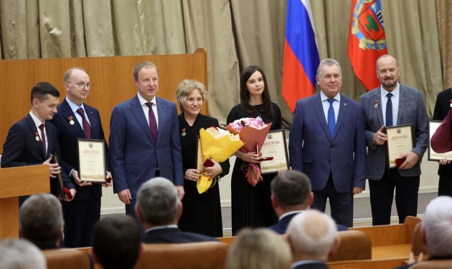 В пятницу 14 ноября в правительстве Алтайского края наградили 87 алтайских ученых и производственников.