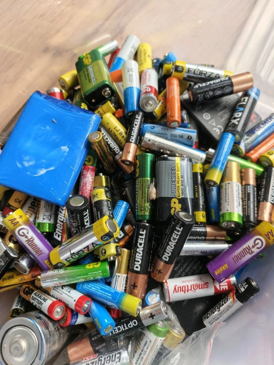 Использованные батарейки.