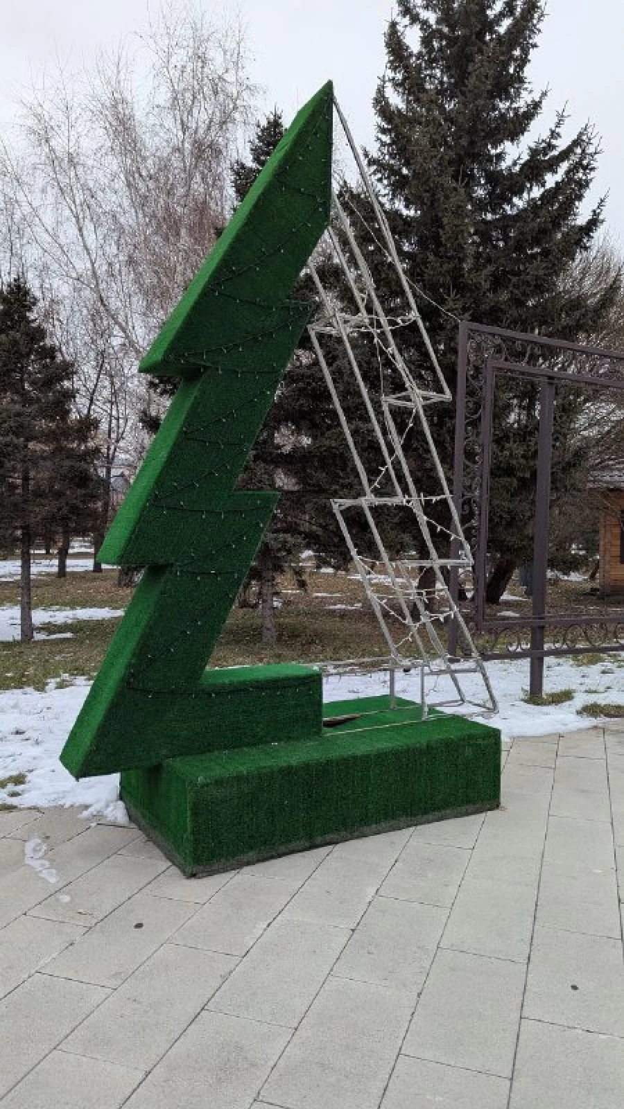 Ночной и зимний парк «Изумрудный»