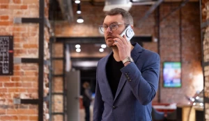 Молодой человек разговаривает по мобильному телефону.