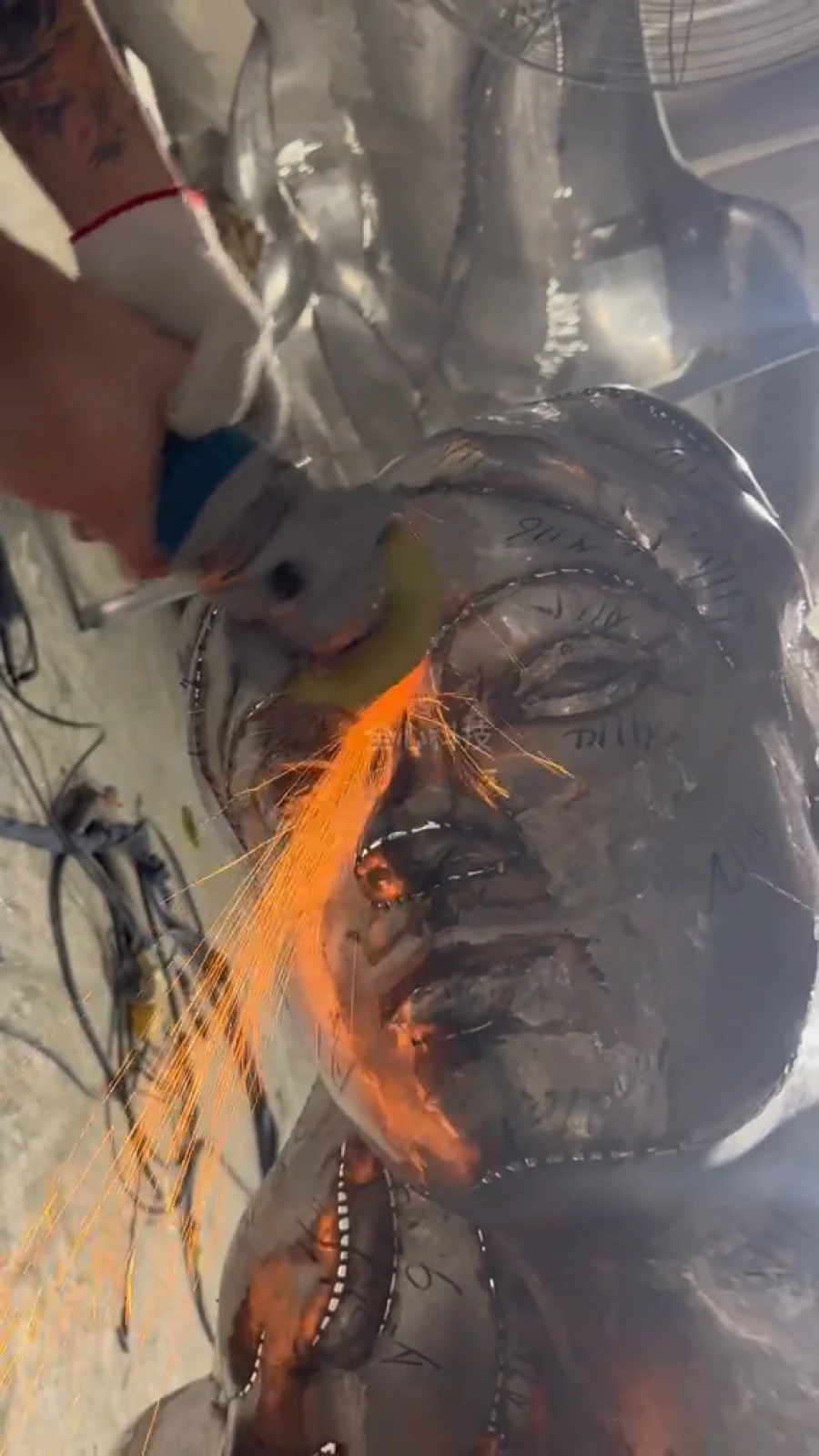 Изготовление скульптуры.