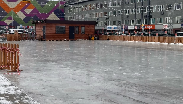 У ТРЦ «Galaxy» установили зимний каток.