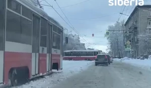 В сибирском городе два трамвая сошли с рельсов.
